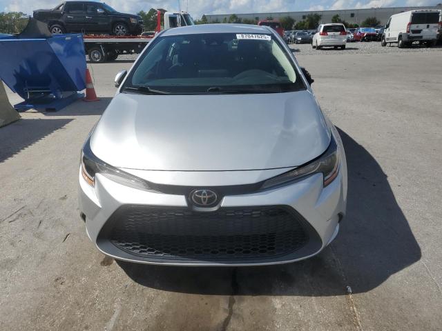 JTDEPMAE5NJ193122 - 2022 TOYOTA COROLLA LE 银色 照片 5