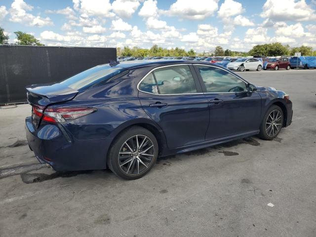 4T1G11AK3NU042787 - 2022 TOYOTA CAMRY SE BLUE photo 3
