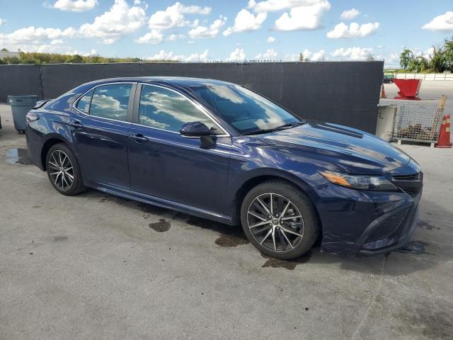 4T1G11AK3NU042787 - 2022 TOYOTA CAMRY SE BLUE photo 4