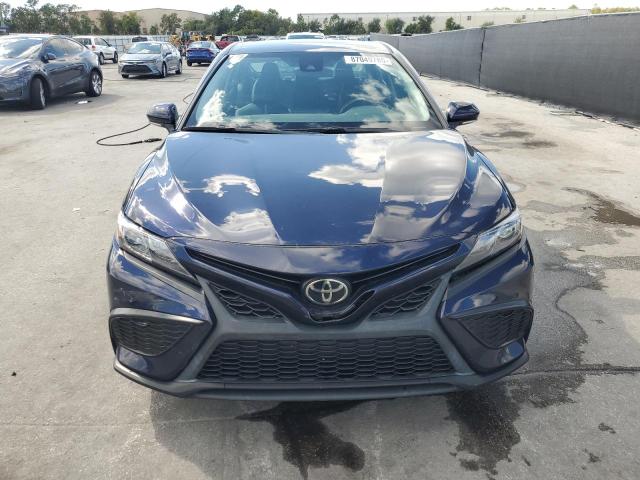 4T1G11AK3NU042787 - 2022 TOYOTA CAMRY SE BLUE photo 5