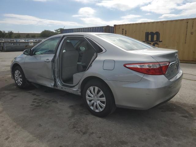 4T1BF1FK4FU062195 - 2015 TOYOTA CAMRY LE 银色 照片 2