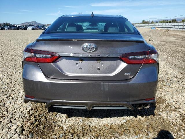 4T1G11AK0NU697473 - 2022 TOYOTA CAMRY SE 灰色 照片 6