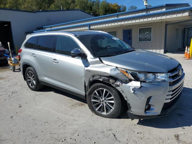 5TDJZRFH0KS725500 - 2019 TOYOTA HIGHLANDER SE 银色 照片 4