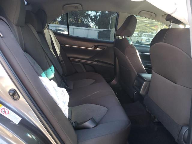 4T1B11HK4JU112808 - 2018 TOYOTA CAMRY L GRAY photo 10