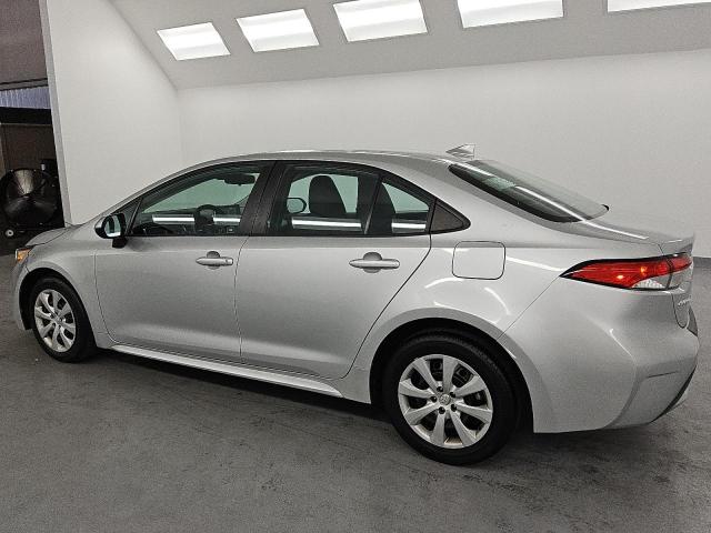 5YFEPMAE8MP223109 - 2021 TOYOTA COROLLA LE فضي صورة 2