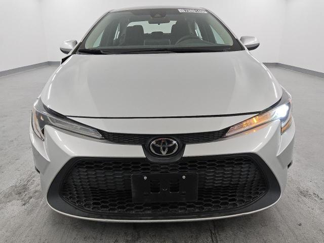 5YFEPMAE8MP223109 - 2021 TOYOTA COROLLA LE فضي صورة 5