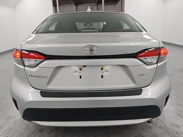 5YFEPMAE8MP223109 - 2021 TOYOTA COROLLA LE فضي صورة 6