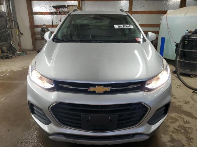 3GNCJLSB8JL406923 - 2018 CHEVROLET TRAX 1LT Srebrny zdjęcie 5