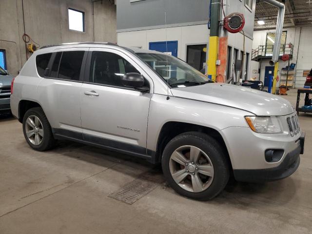 1J4NF1FB6BD263828 - 2011 JEEP COMPASS SPORT Argent photo 4