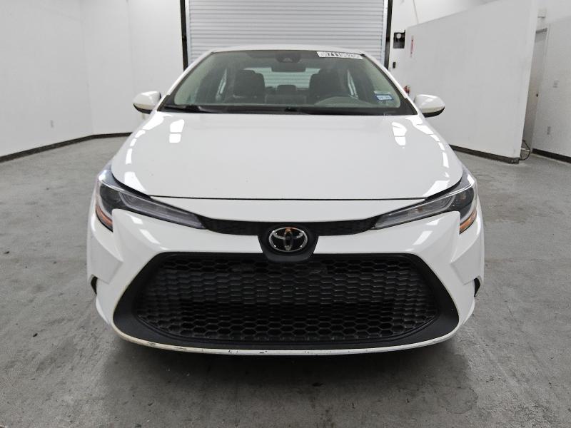 5YFEPMAE8MP195585 - 2021 TOYOTA COROLLA LE WHITE photo 5