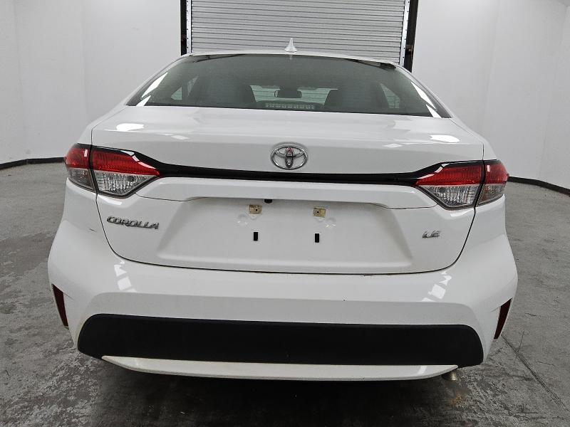 5YFEPMAE8MP195585 - 2021 TOYOTA COROLLA LE WHITE photo 6