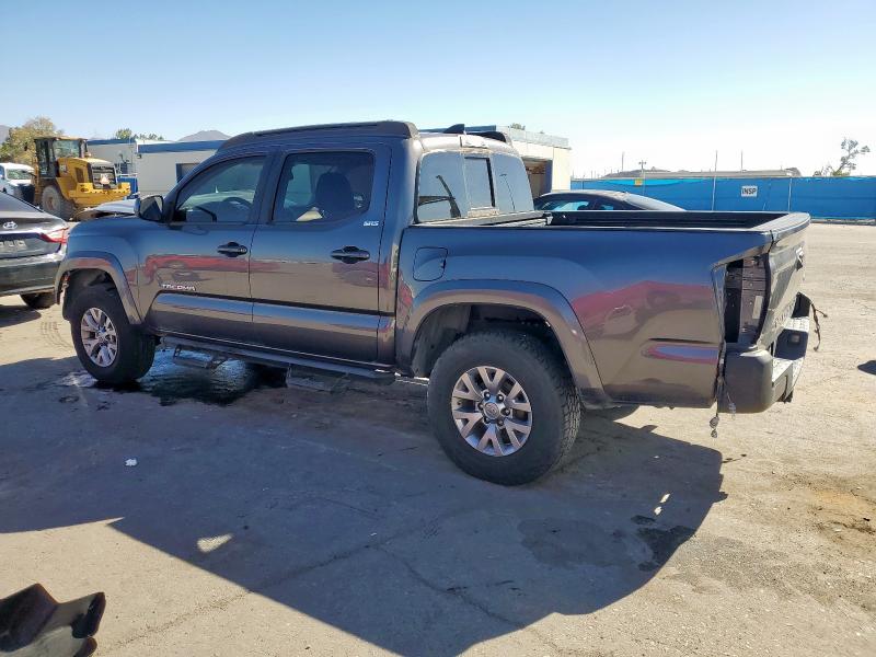 5TFAZ5CN6JX061182 - 2018 TOYOTA TACOMA DOUBLE CAB ნაცრისფერი ფოტო 2