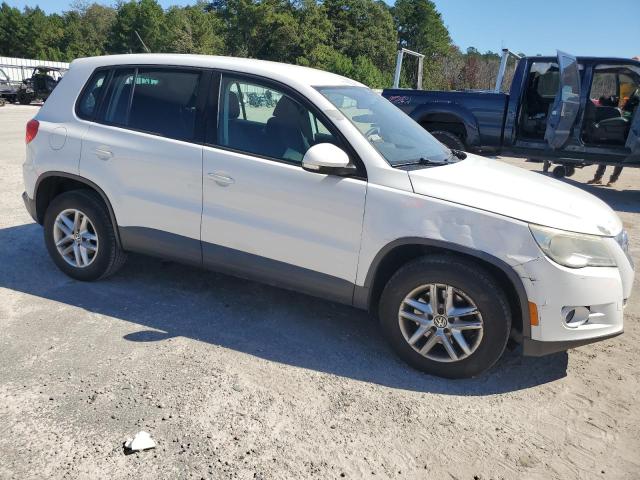 WVGAV7AX8BW525930 - 2011 VOLKSWAGEN TIGUAN S WHITE photo 4