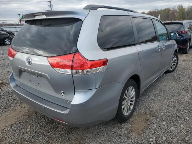 5TDYK3DC2BS086656 - 2011 TOYOTA SIENNA XLE SILVER photo 3