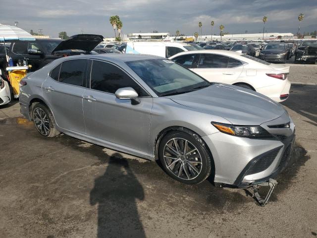 4T1G11AKXRU918129 - 2024 TOYOTA CAMRY SE NIGHT SHADE SILVER photo 4