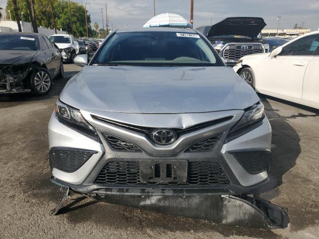 4T1G11AKXRU918129 - 2024 TOYOTA CAMRY SE NIGHT SHADE SILVER photo 5