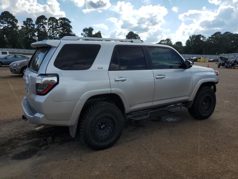 JTEZU5JR1J5191272 - 2018 TOYOTA 4RUNNER SR5 Күміс фото 3