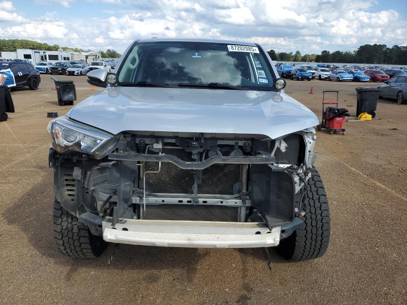 JTEZU5JR1J5191272 - 2018 TOYOTA 4RUNNER SR5 Күміс фото 5