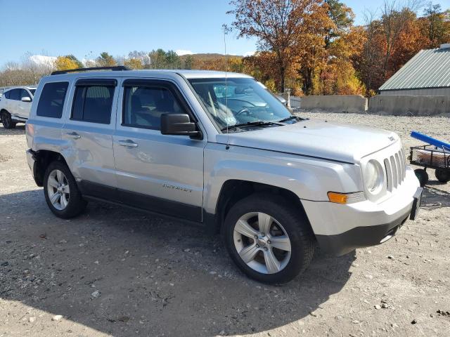 1J4NF1GB2BD100575 - 2011 JEEP PATRIOT SPORT فضي صورة 4