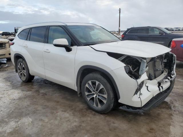 5TDGZRBH4MS109530 - 2021 TOYOTA HIGHLANDER XLE WHITE photo 4