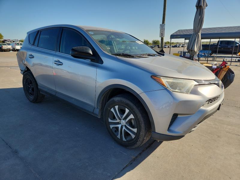 2T3ZFREV4JW469488 - 2018 TOYOTA RAV4 LE Plata foto 4