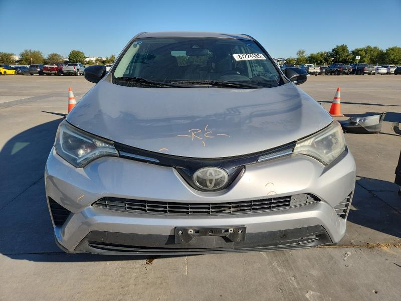 2T3ZFREV4JW469488 - 2018 TOYOTA RAV4 LE Plata foto 5