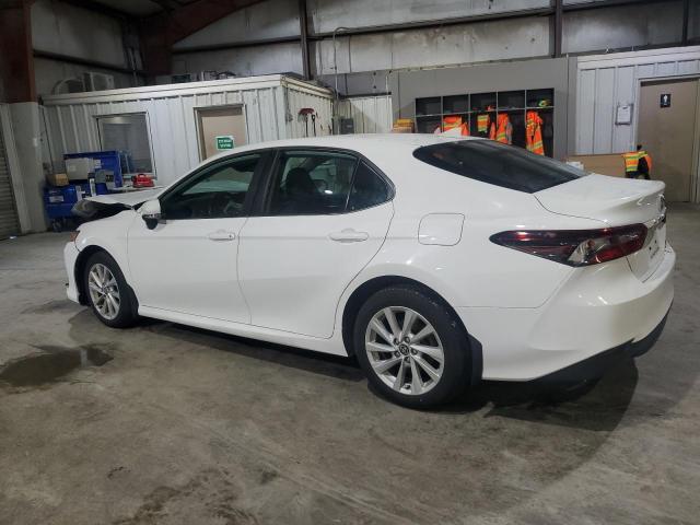 4T1C11BK9NU049739 - 2022 TOYOTA CAMRY LE WHITE photo 2
