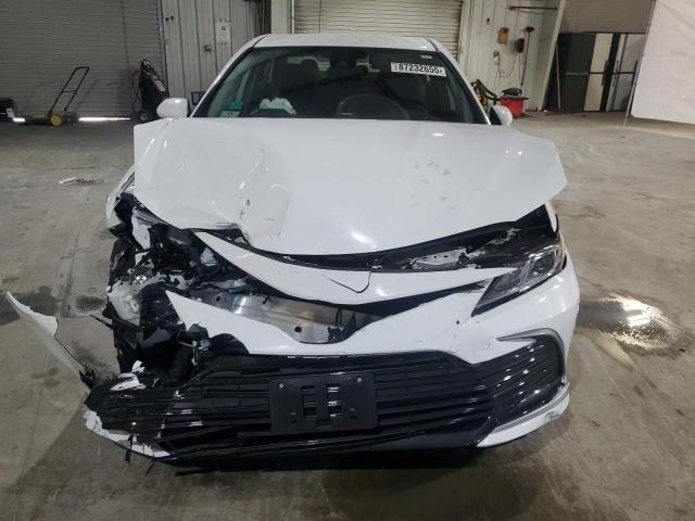 4T1C11BK9NU049739 - 2022 TOYOTA CAMRY LE WHITE photo 5