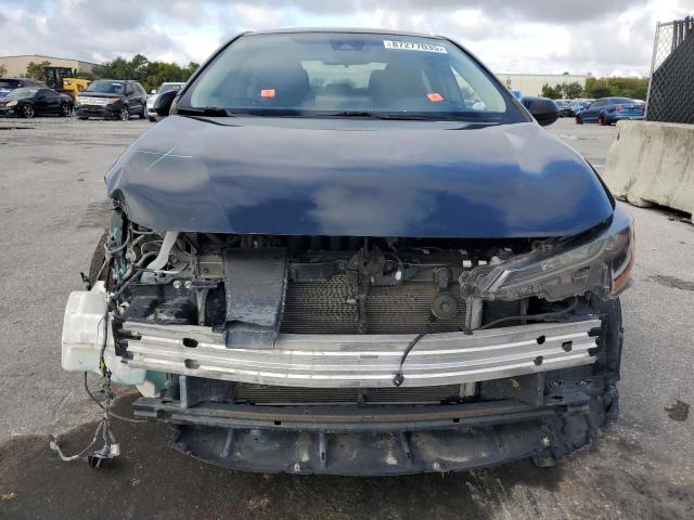 5YFEPMAE4MP211555 - 2021 TOYOTA COROLLA LE BLACK photo 5