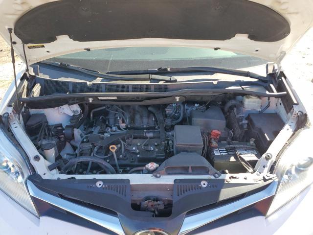 5TDKZ3DC6JS965349 - 2018 TOYOTA SIENNA LE Weiß Foto 12