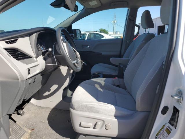 5TDKZ3DC6JS965349 - 2018 TOYOTA SIENNA LE Weiß Foto 7