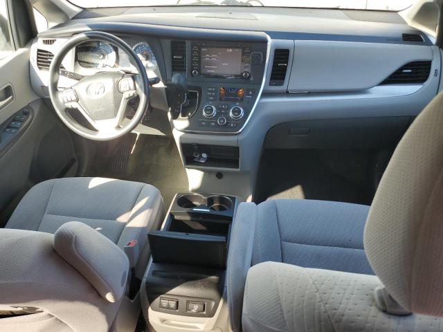 5TDKZ3DC6JS965349 - 2018 TOYOTA SIENNA LE Weiß Foto 8