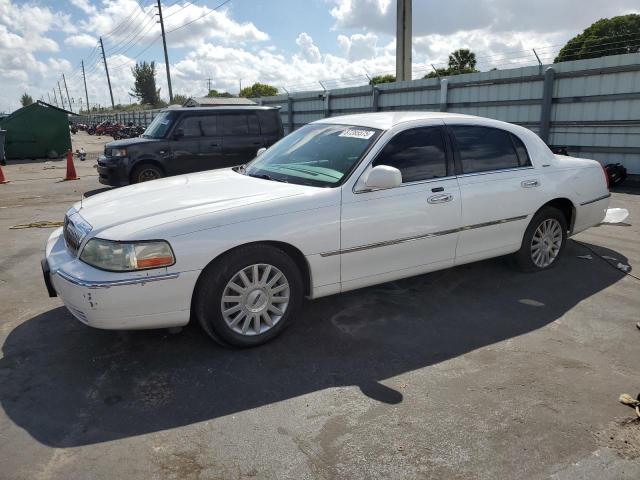 2004 LINCOLN TOWN CAR EXECUTIVE, 