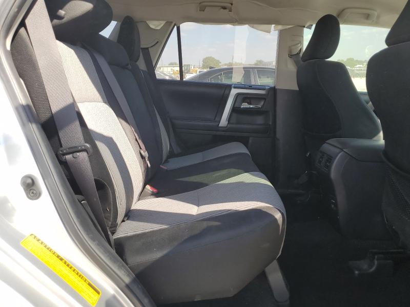 JTEZU5JR7J5173908 - 2018 TOYOTA 4RUNNER SR5 银色 照片 11