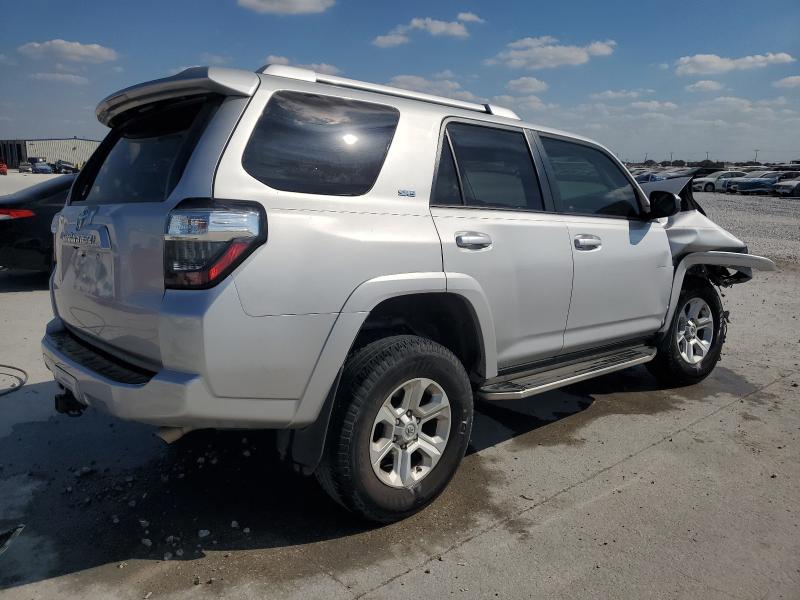JTEZU5JR7J5173908 - 2018 TOYOTA 4RUNNER SR5 银色 照片 3