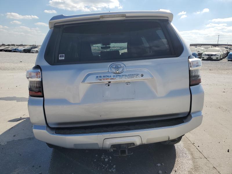 JTEZU5JR7J5173908 - 2018 TOYOTA 4RUNNER SR5 银色 照片 6
