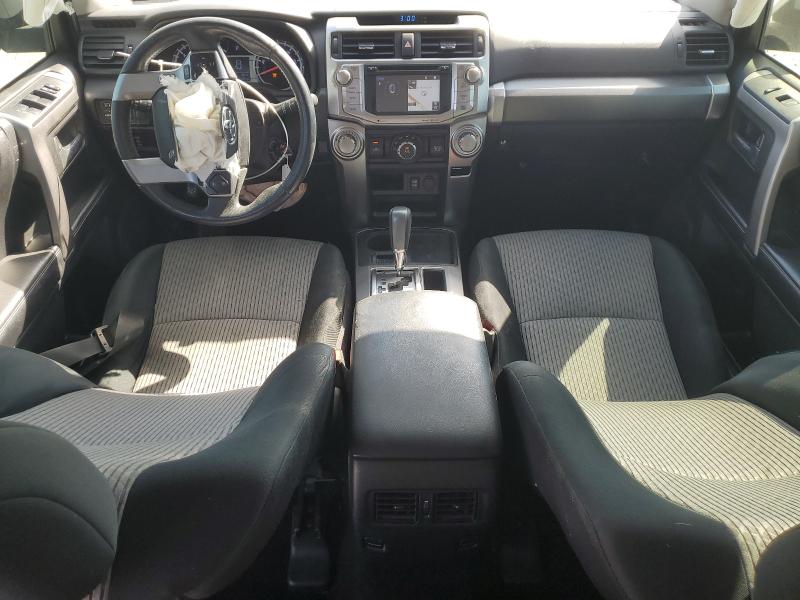 JTEZU5JR7J5173908 - 2018 TOYOTA 4RUNNER SR5 银色 照片 8