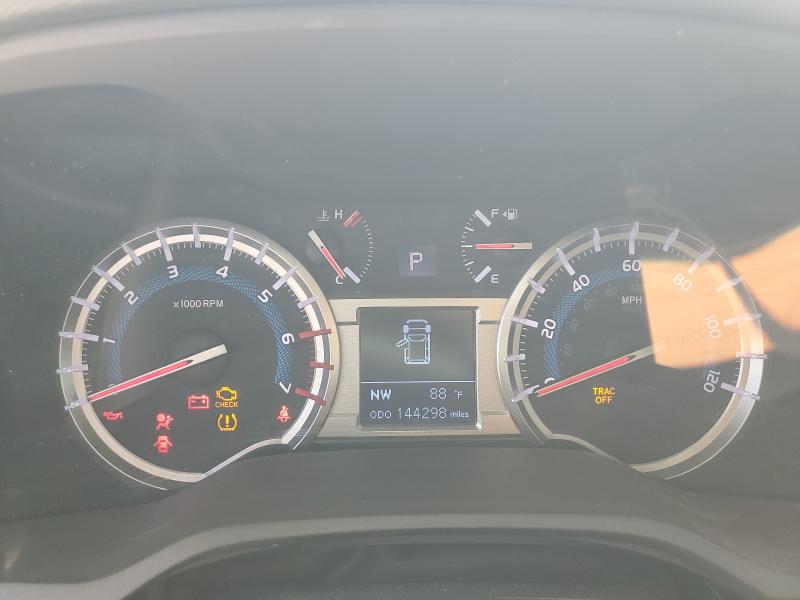 JTEZU5JR7J5173908 - 2018 TOYOTA 4RUNNER SR5 银色 照片 9