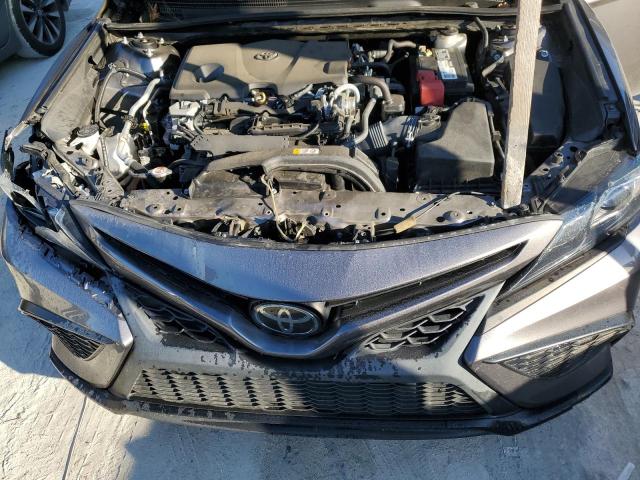 4T1G11BK3NU058423 - 2022 TOYOTA CAMRY SE 灰色 照片 11