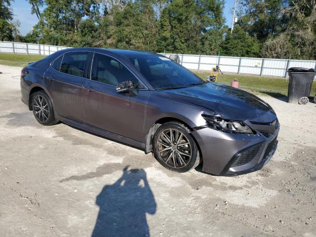 4T1G11BK3NU058423 - 2022 TOYOTA CAMRY SE 灰色 照片 4