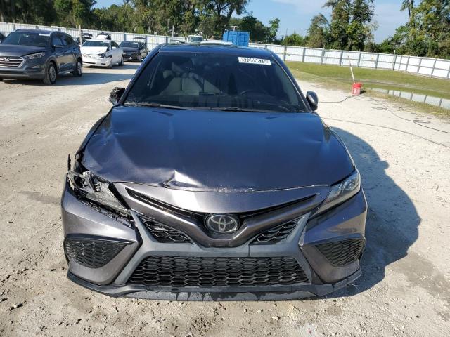 4T1G11BK3NU058423 - 2022 TOYOTA CAMRY SE 灰色 照片 5