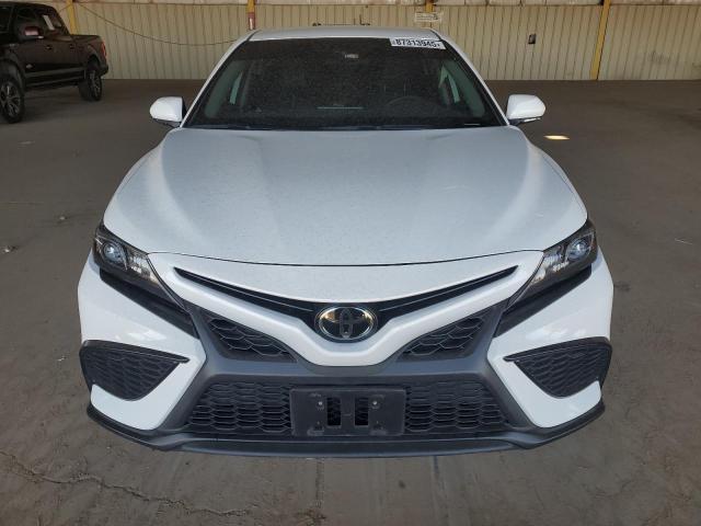 4T1G11AK3PU092494 - 2023 TOYOTA CAMRY SE NIGHT SHADE WHITE photo 5