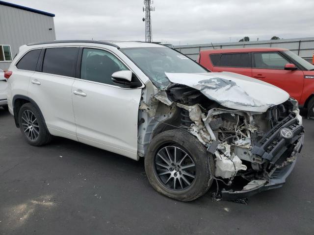 5TDJZRFH4JS830927 - 2018 TOYOTA HIGHLANDER SE Белый фото 4