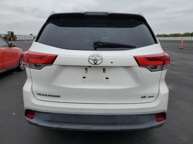 5TDJZRFH4JS830927 - 2018 TOYOTA HIGHLANDER SE Белый фото 6