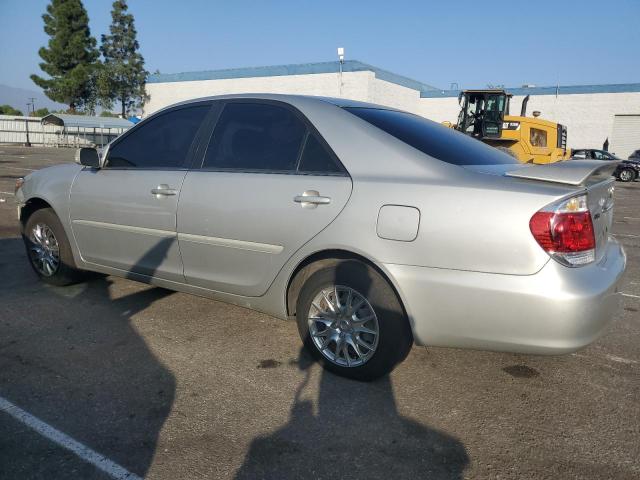 4T1BE32K85U504883 - 2005 TOYOTA CAMRY LE Plata foto 2