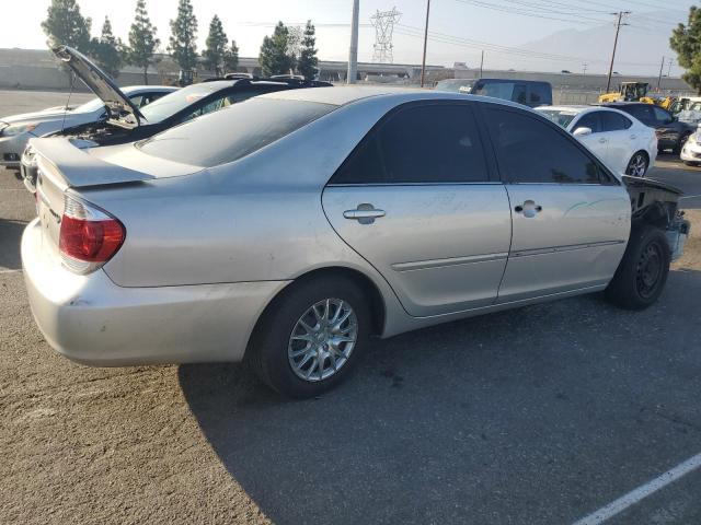 4T1BE32K85U504883 - 2005 TOYOTA CAMRY LE Plata foto 3