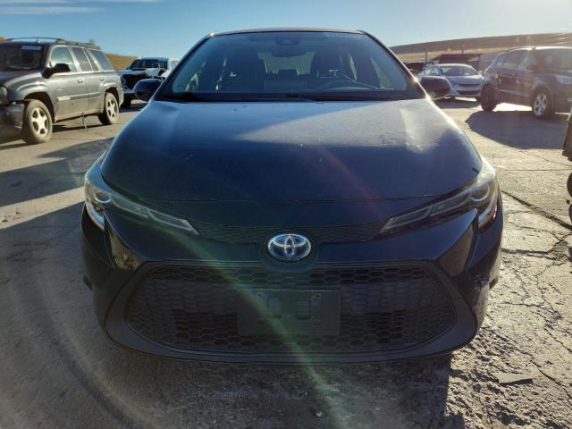 JTDEAMDE8MJ004555 - 2021 TOYOTA COROLLA LE BLACK photo 5