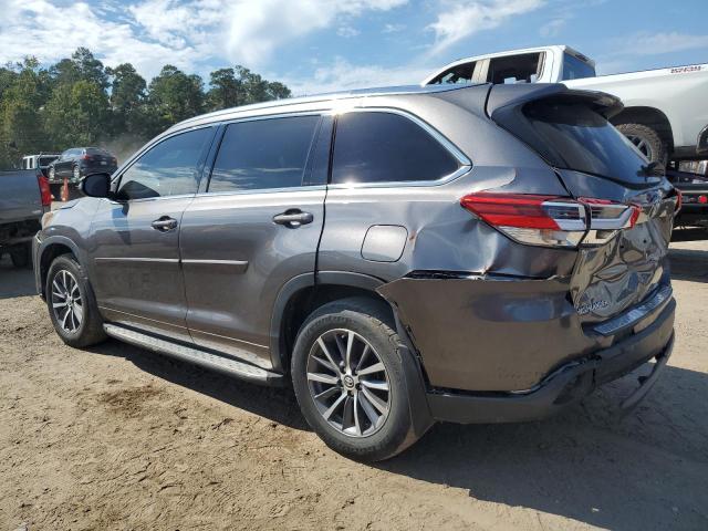 5TDKZRFH5JS261901 - 2018 TOYOTA HIGHLANDER SE GRAY photo 2