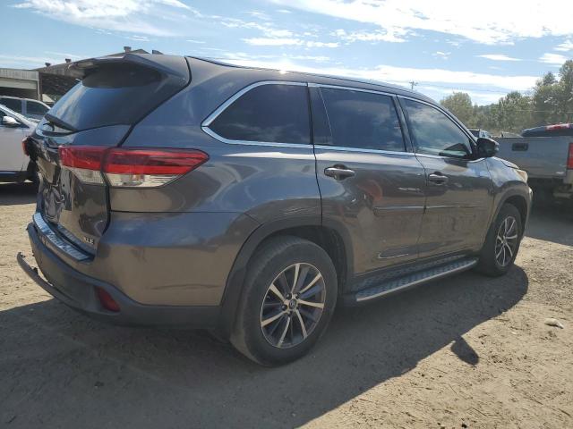 5TDKZRFH5JS261901 - 2018 TOYOTA HIGHLANDER SE GRAY photo 3