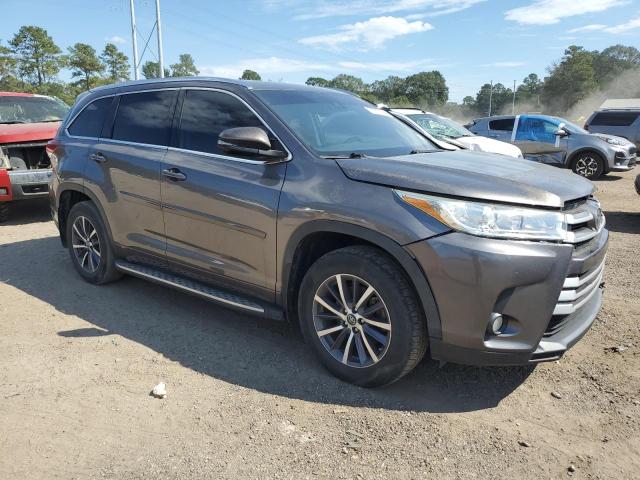5TDKZRFH5JS261901 - 2018 TOYOTA HIGHLANDER SE GRAY photo 4